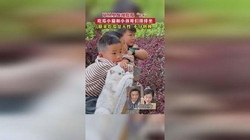 田里小孩吃瓜拍照,小农夫田间吃瓜拍照乐翻天