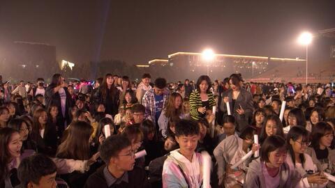 河北传媒学院食堂吃瓜,瓜果飘香，美食共享的校园时光