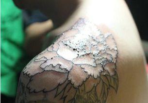 纹身现场吃瓜,吃瓜群众围观一幕