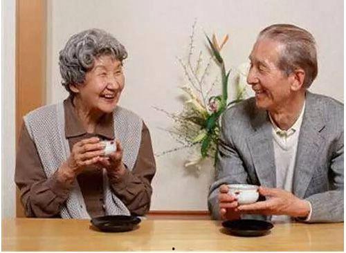 桥上吃瓜老人图片,捕捉吃瓜老人的闲适生活瞬间