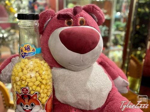 草莓熊玩偶吃瓜,萌趣互动乐翻天