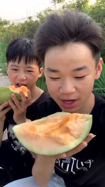 摘吃哈密瓜视频,视频带你领略新疆瓜果的魅力