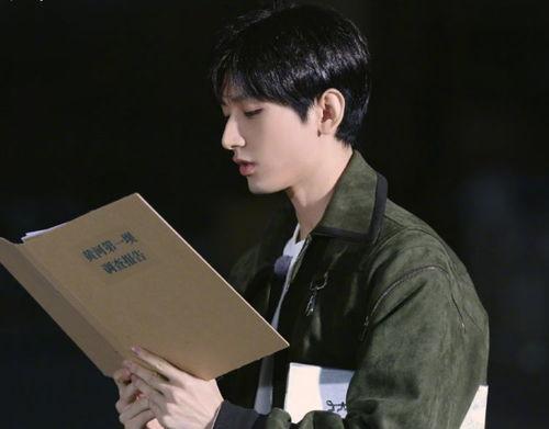 吃瓜成毅豆瓣,揭秘豆瓣热议的娱乐圈新宠