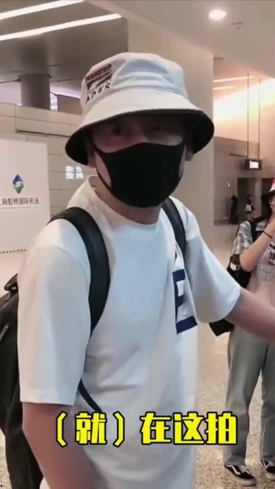 吃瓜少女机场视频